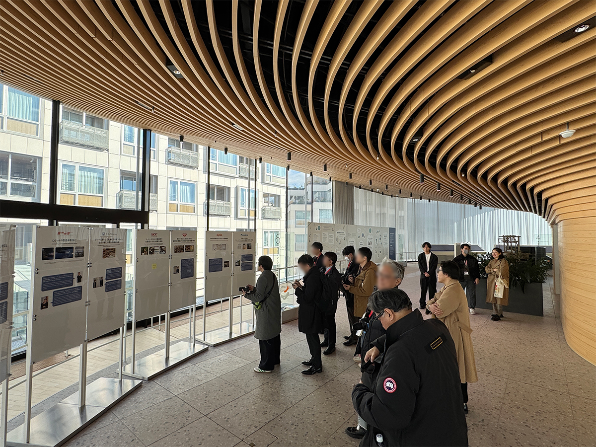 Woven Welcome Centerの内部。インベンターズとして参加する企業の取り組みなどが紹介されている（写真：日経クロステック）