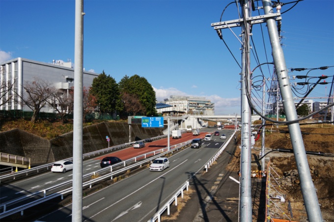 中央奥に見える建物群がウーブン・シティ。周囲を幹線道路が走る(写真:日経クロステック)