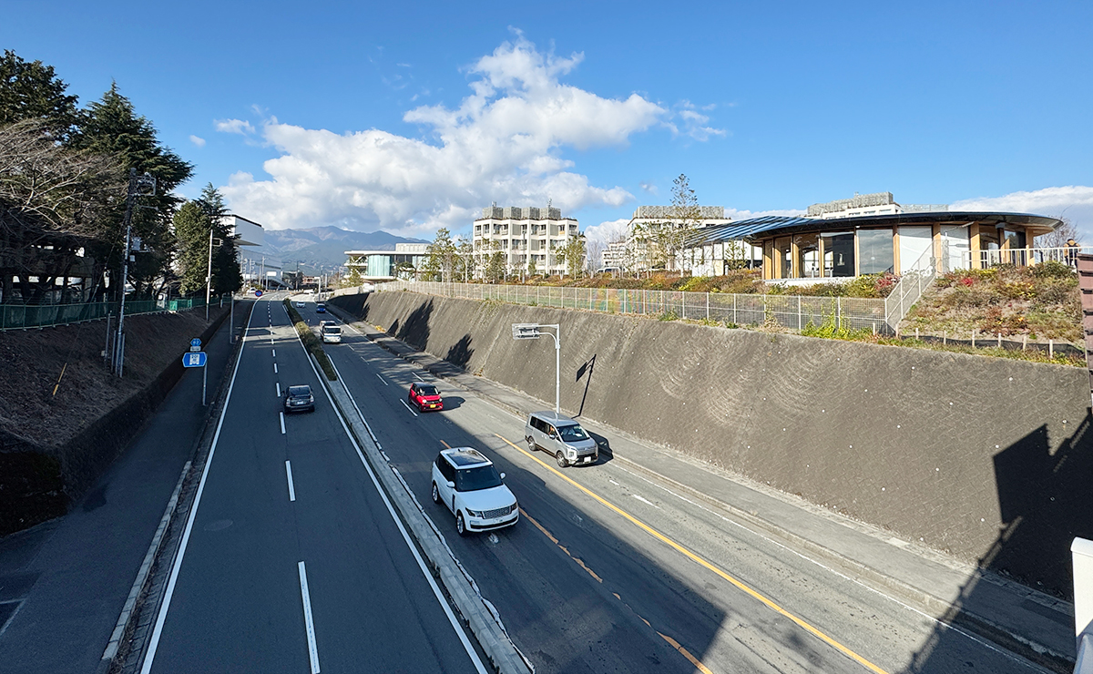 右がウーブン・シティ。傾斜地に立地している。建物の後方に富士山がある。岩波駅から歩く場合は歩道橋を渡ってアクセスする（写真：日経クロステック）