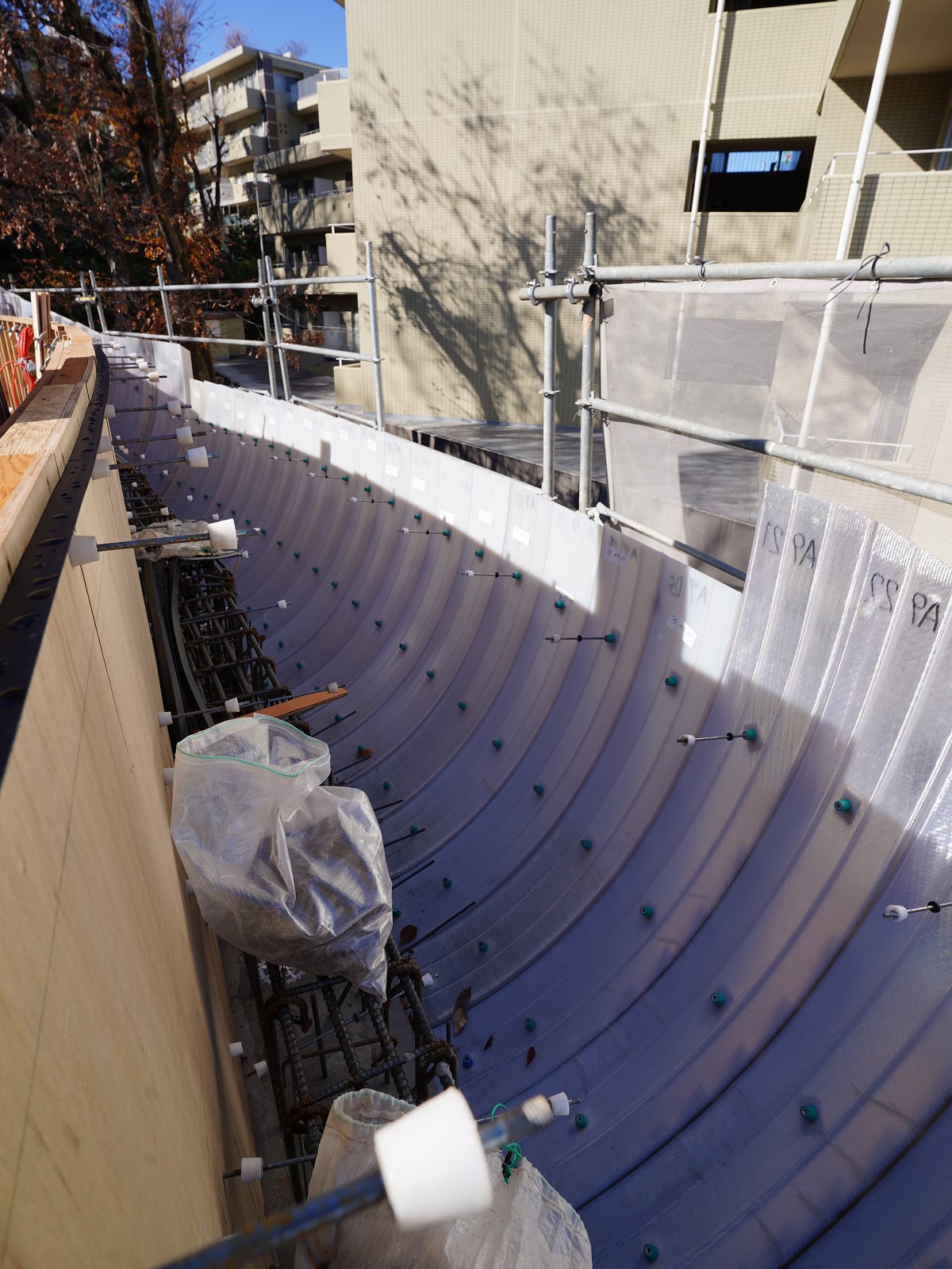 森の中をうねる50m超の大屋根、3Dプリント型枠で具現化 驚きの新工法 | 日経クロステック（xTECH）