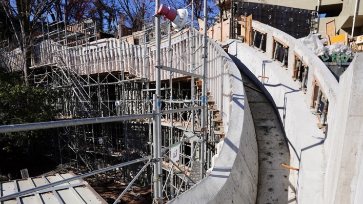 森の中をうねる50m超の大屋根、3Dプリント型枠で具現化 驚きの新工法