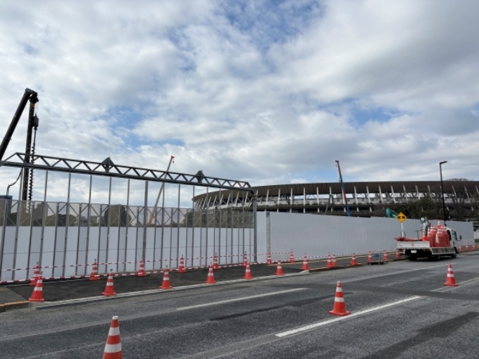 26年2月3日に着工した新秩父宮ラグビー場の建設地。奥にMUFGスタジアム(国立競技場)が見える(写真:日経クロステック)