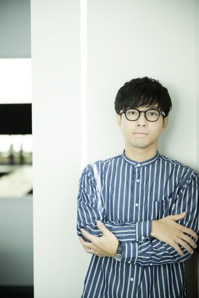 1992年兵庫県宝塚市生まれ。九州大学大学院人間環境学府空間システム専攻を修了後、1級建築士として設計や工事監理の実務をこなしながら執筆活動を開始。2023年『あるもの』で第29回三田文学新人賞を受賞し、小説家としてデビュー。25年に『時の家』で第47回野間文芸新人賞を、26年に同作で第174回芥川龍之介賞を受賞(写真:森清)