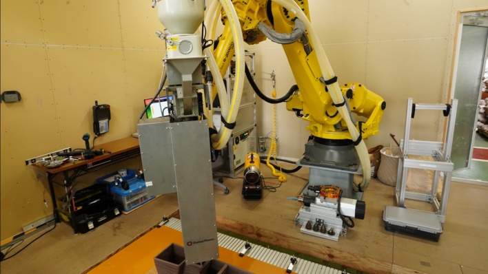 大和ハウスが3Dプリンターで住宅外構量産、独自の巨大ヘッドで印刷