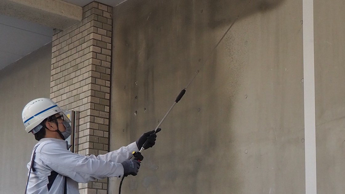 コンクリートがCO2を2.5倍吸い込む含浸剤、清水建設と北大が試験施工