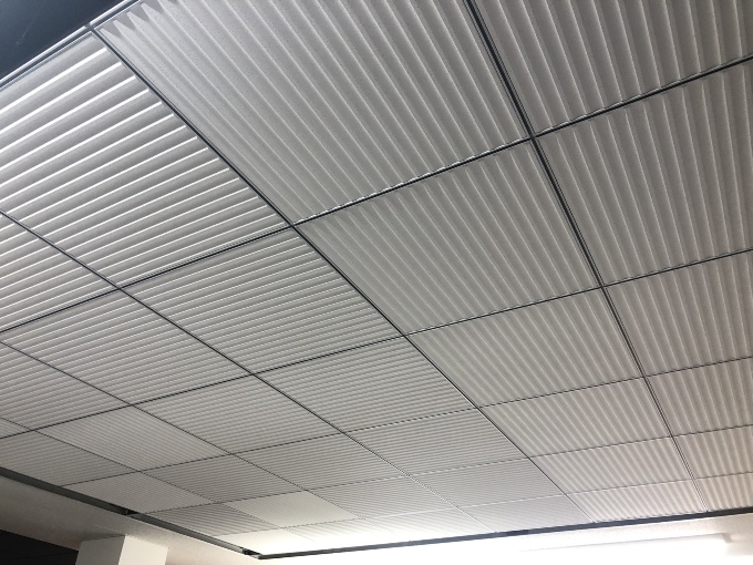 大成建設が新たに開発した「T-Light Ceiling」。窓から取り込んだ自然光を机上面まで効率よく届ける(写真:大成建設)