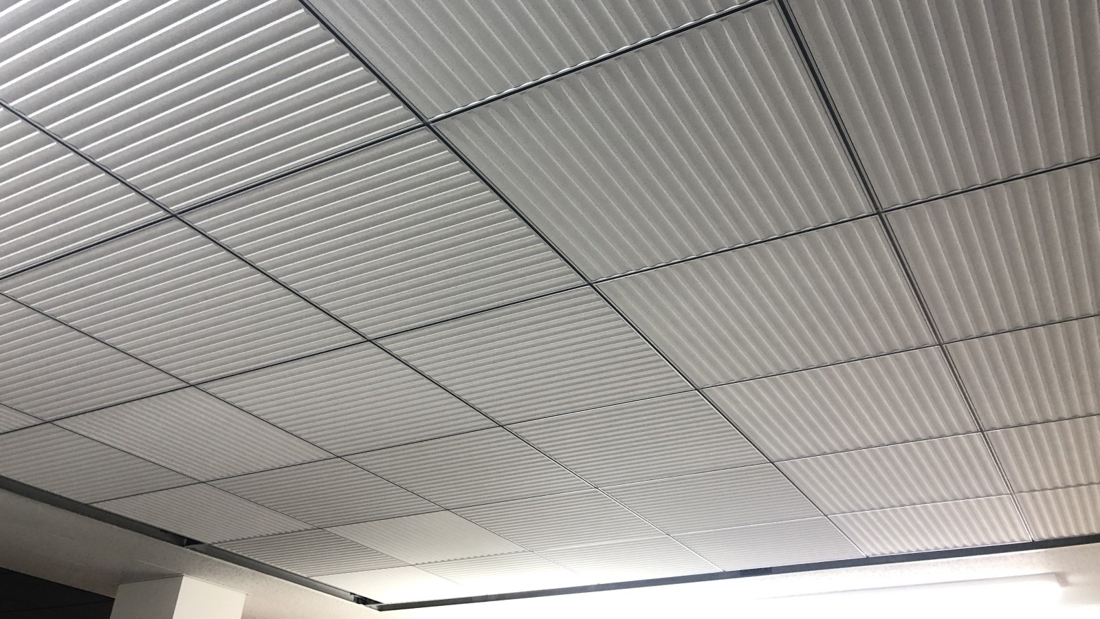 大成建設が新天井材を開発、自然光の高効率活用で手軽に照明省エネ