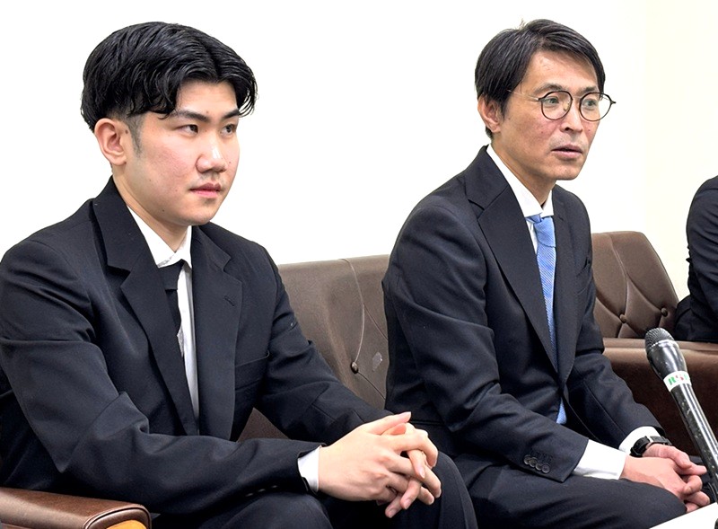 閉廷後に開かれた原告の記者会見。右が旧香川県立体育館再生委員会の長田慶太委員長。その隣が代理人を務める渥美坂井法律事務所・外国法共同事業の西山喬祐弁護士（写真：有岡 三恵）