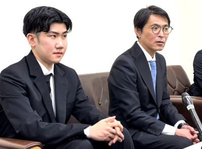 閉廷後に開かれた原告の記者会見。右が旧香川県立体育館再生委員会の長田慶太委員長。その隣が代理人を務める渥美坂井法律事務所・外国法共同事業の西山喬祐弁護士(写真:有岡 三恵)