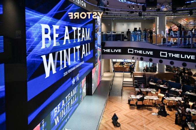 「THE LIVE(ザ ライブ)Supported by 大和地所」の内観。2階のスタンド席からフードホールを見下ろす。幅約18m、高さ約8mの大型ビジョンを備えた(写真:日経クロステック)