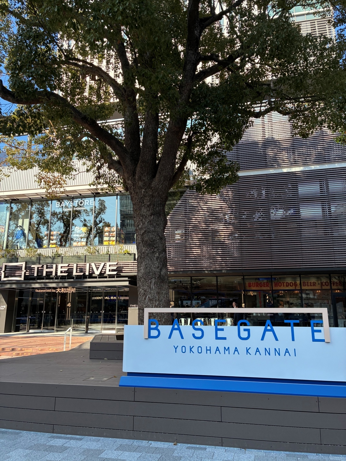 ザ ライブの前には「BASEGATE横浜関内」の看板が設置してある（写真：日経クロステック）