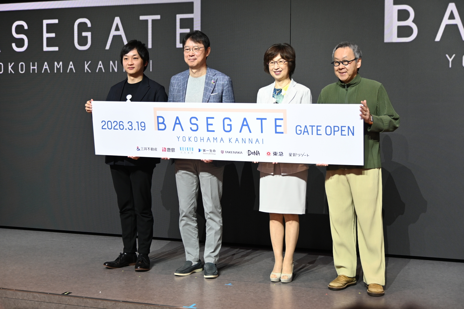 2026年3月12日の記者会見での様子。左からSTELLAR SCIENCE FOUNDATIONの武部貴則代表理事、三井不動産の植田俊社長、DeNAの南場智子会長、星野リゾートの星野佳路代表（写真：日経クロステック）