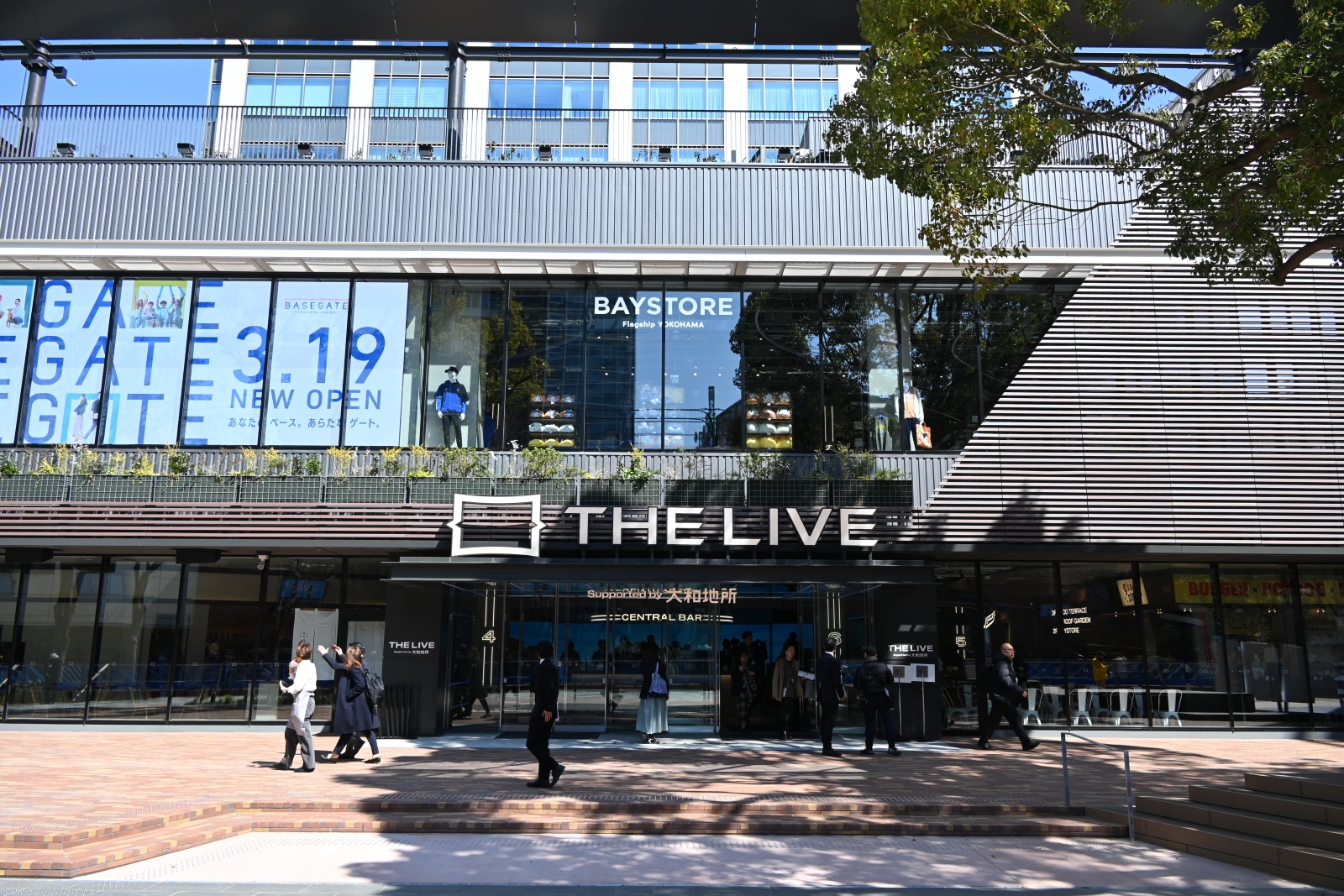 ザ ライブの外観。JR関内駅南口の正面に位置する（写真：日経クロステック）