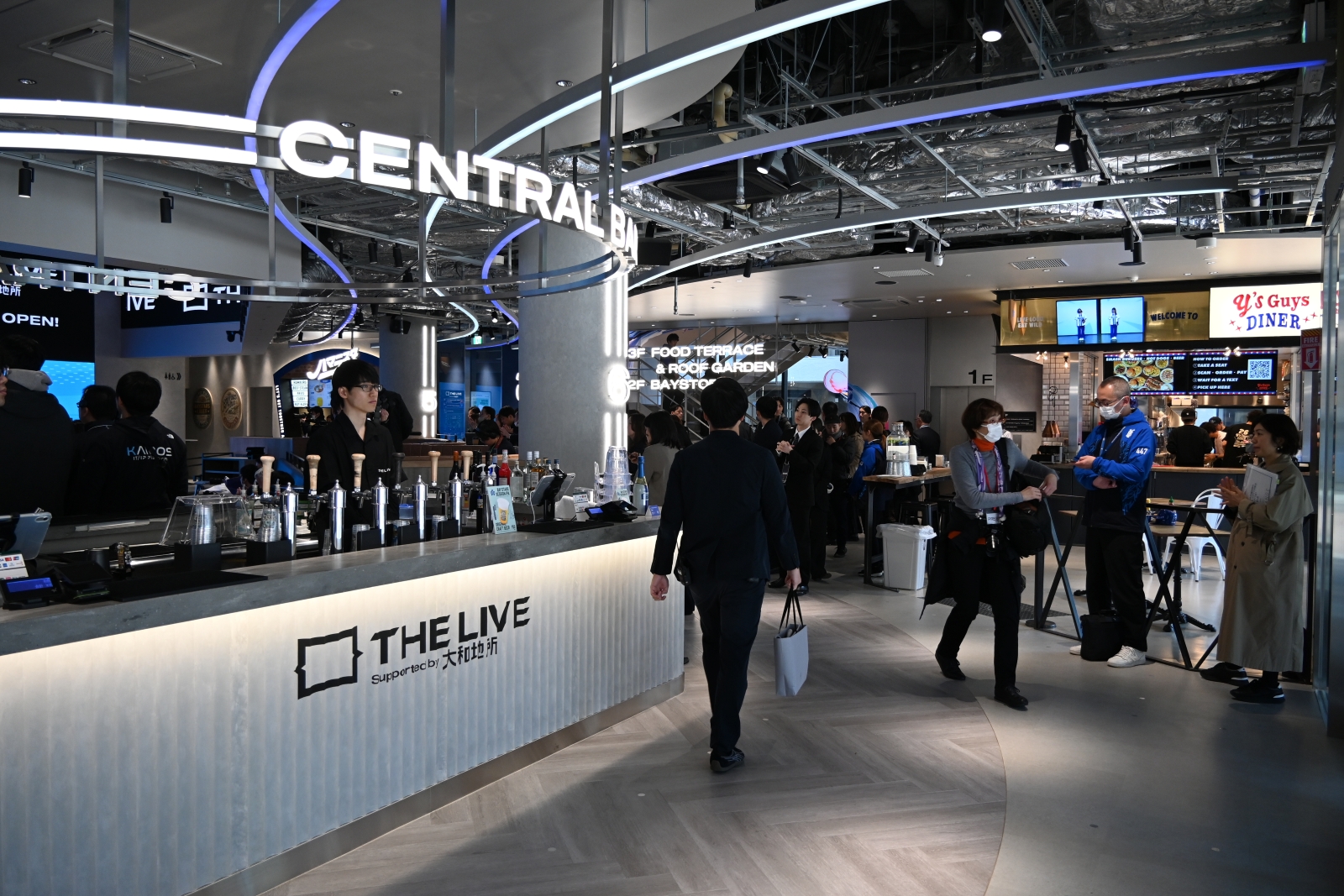 1階にはホールの周辺にバーなど9件の飲食店が並ぶ（写真：日経クロステック）