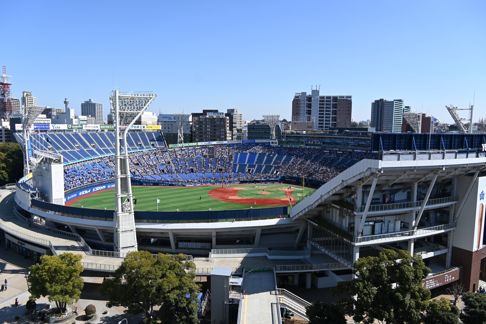 「OMO7横浜 by 星野リゾート」のルーフトップテラスからの眺望。隣接する横浜スタジアムが見下ろせる（写真：日経クロステック）