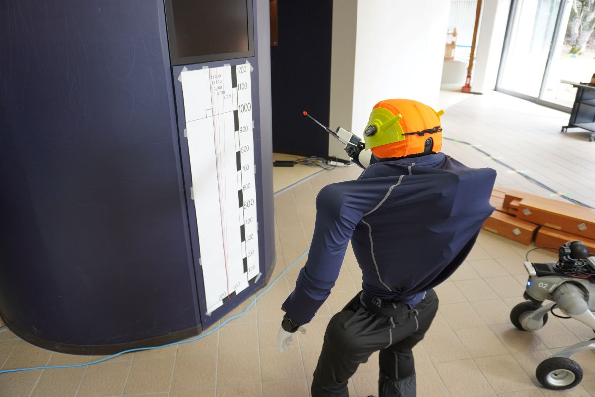 2026年3月10日、建築研究所とポケット・クエリーズが人型ロボットを活用した被災建築物調査技術に関する公開実験を同研究所内で実施した（写真：日経クロステック）