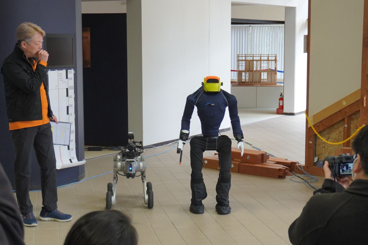 建築研究所とポケット・クエリーズが開発を進める被災建築物の調査システム。人型ロボットと4足歩行ロボットを連係させる（写真：日経クロステック）