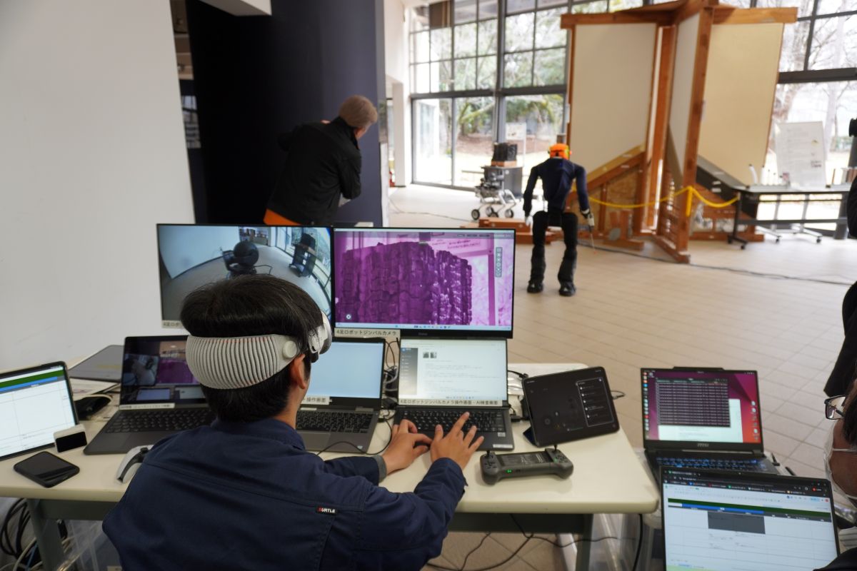 公開実験では遠隔地からの操作を想定した。「災害対策本部」と見立てた場所に複数の画面を用意し、ロボット目線の映像などを表示する（写真：日経クロステック）