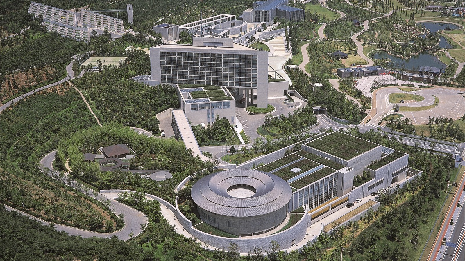 安藤忠雄氏設計の「淡路夢舞台」、兵庫県が一部譲渡決定で公募開始