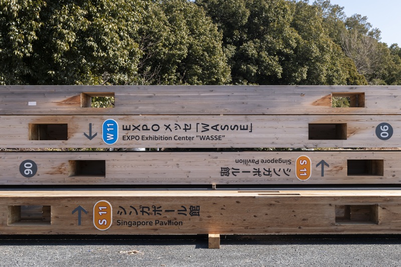 大屋根リングで使われた木材は会場サインが張られたまま。柱には貫接合の穴が開いている（写真：鹿島）