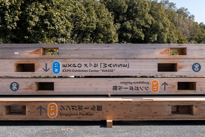 大屋根リングで使われた木材は会場サインが張られたまま。柱には貫接合の穴が開いている(写真:鹿島)