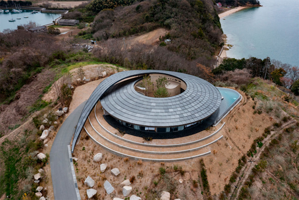 BIG設計の「NOT A HOTEL」 、瀬戸内の絶景建築を現地リポート（2ページ