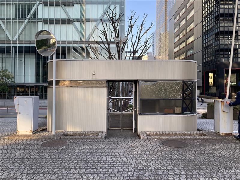 改修前の警備棟。窓が破損するなど劣化が生じていた。内部に日が当たり過ぎるため、居住性にも課題があった（写真：NTTデータ）