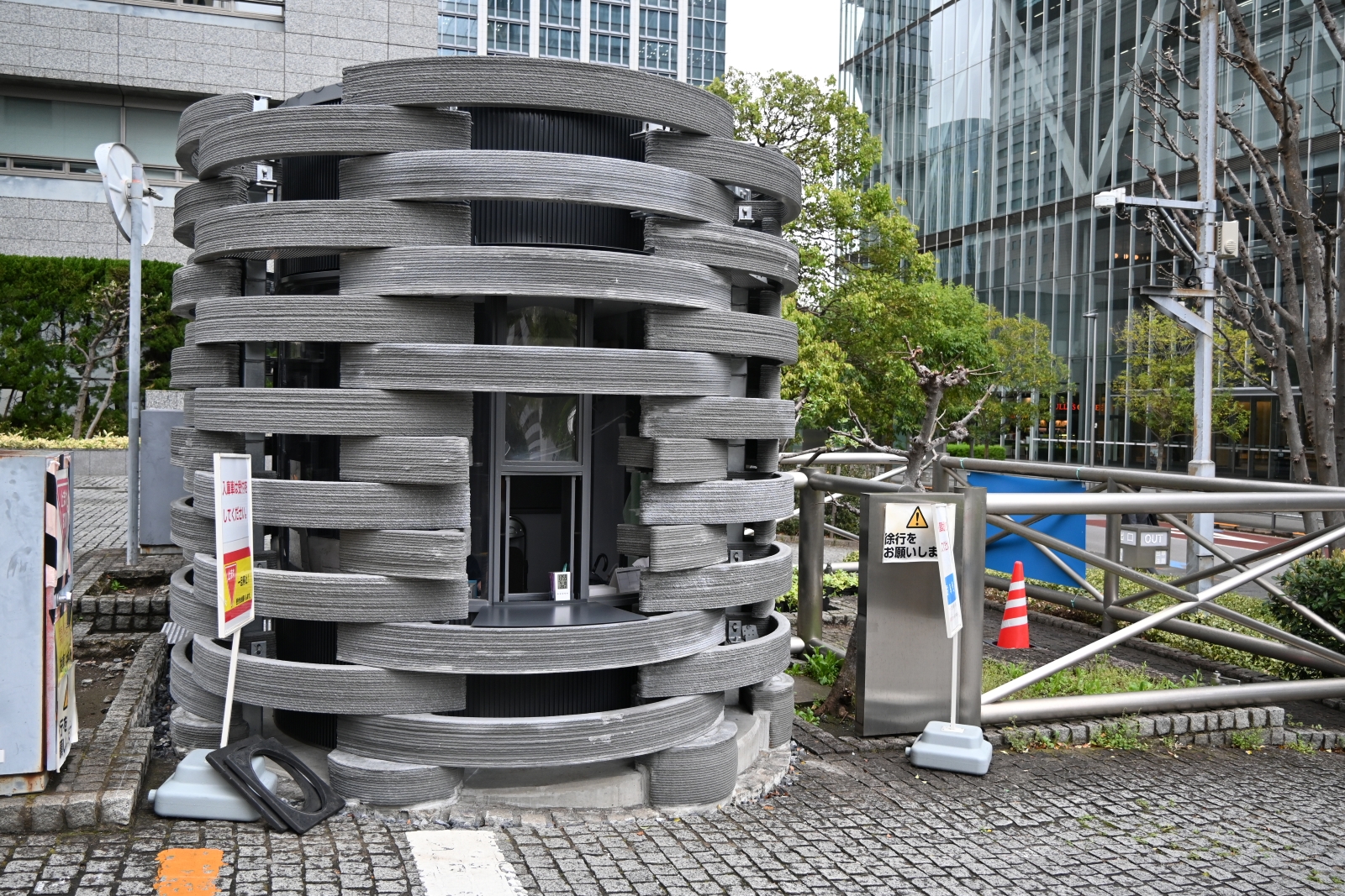 改修後の警備棟。大小様々な弓形の外装材を組み上げた。外装に隙間を設け、外部への視認性を確保している（写真：日経クロステック）