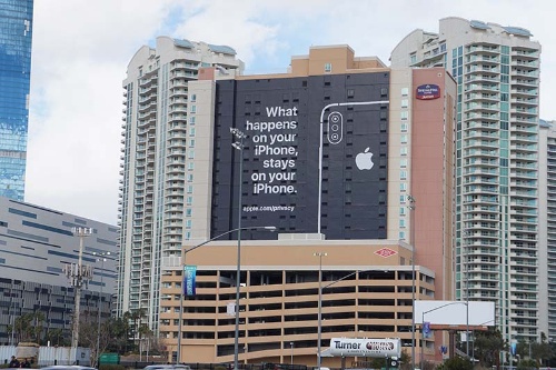 アップルがCES会場近くに掲示した広告