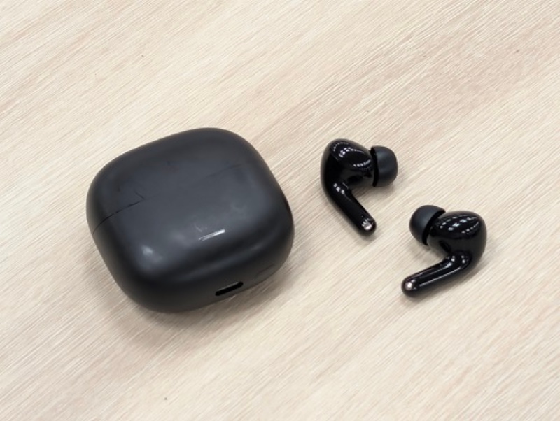 「Redmi Buds 6 Lite」はハイブリッド型ANC方式のノイズキャンセリングイヤホン。色は写真のブラックのほかにブルーやホワイトもある