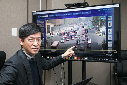 中国・西安の監視カメラ映像を示す、センスタイムジャパンの勞世竑(ラオ・シーホン)社長(写真:山田哲也)
