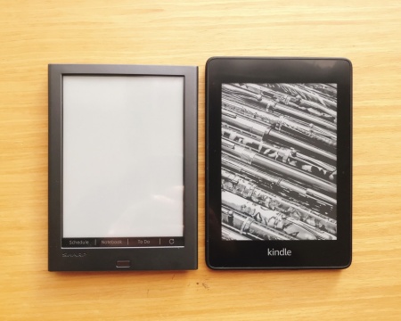 本体サイズは114（幅）×157（高さ）×10.4（厚さ）mm（写真左）。6インチの「Kindle Paperwhite」（写真右）と同じくらいのサイズ感だ