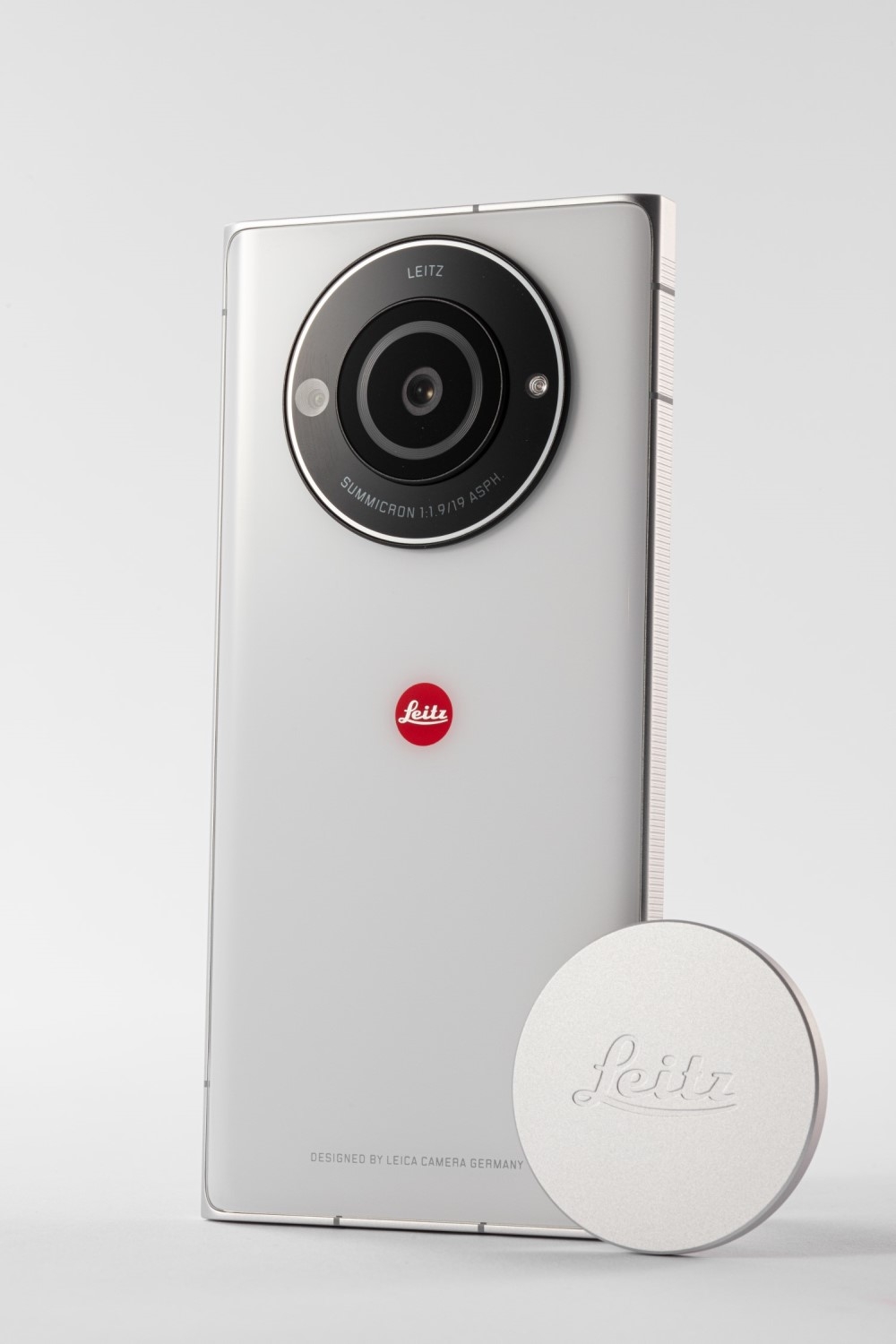 ドイツLeica Camera監修のスマートフォン「Leitz Phone 2」（製造はシャープ）。大きいカメラユニットとライカの赤いバッジが印象的だ。ロゴの入ったレンズキャップが付く （写真：スタジオキャスパー）