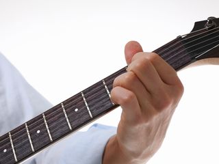 エレキギターを自宅で思う存分弾ける、ヘッドホン型アンプ「WAZA-AIR」を試した