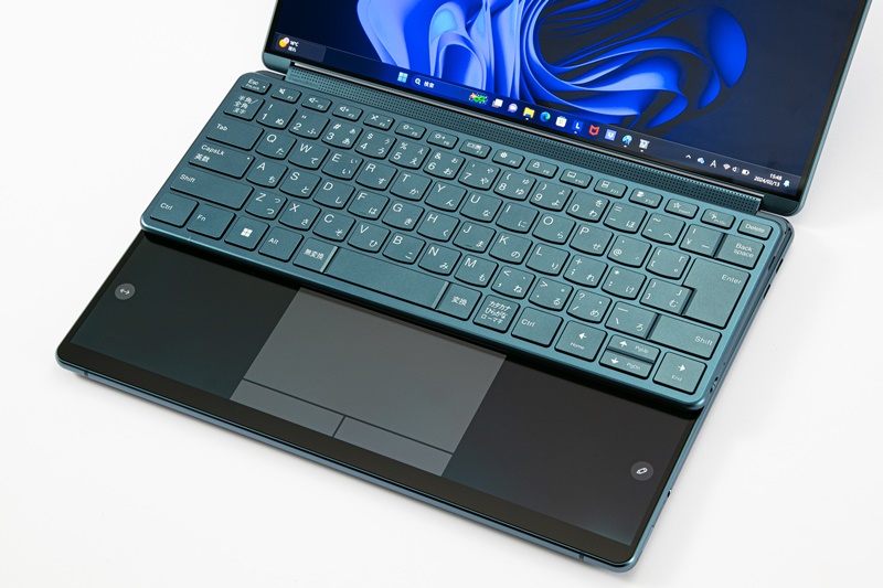 2画面ノートパソコン「Yoga Book 9i」、左右配置で付属キーボードを 