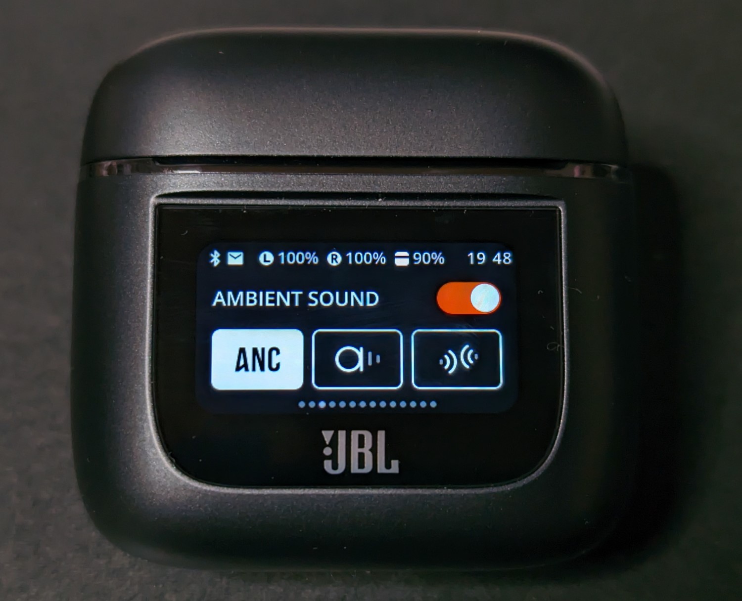 充電ケースで操作できるイヤホン「JBL TOUR PRO 2」、意外に便利