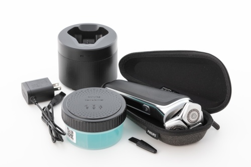 「S9985/50」には電動シェーバー本体のほか、充電用ACアダプター、収納ケース、掃除用のブラシ、洗浄用のポッドと洗浄液が付属する