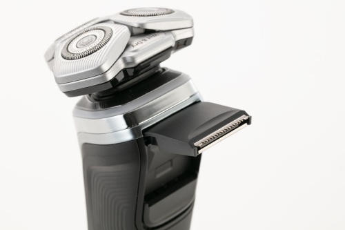 長いひげやもみあげなどのカットができるトリマーを備えている