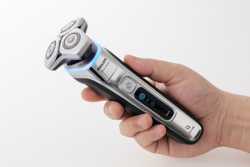 グリップはやや太めだが凹凸がついていて滑りにくく、ぬれた状態でもしっかり保持できる