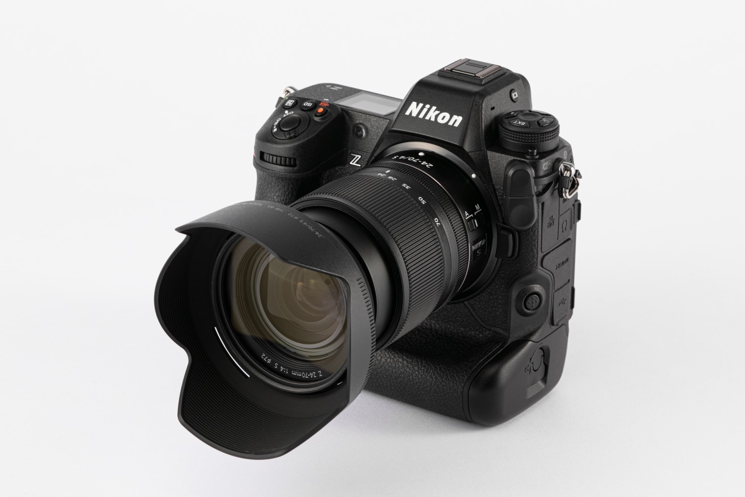 ニコンがミラーレスカメラのフラグシップとうたう「Z 9」。大手家電量販店での実勢価格は70万円前後（税込み、2022年5月9日時点）だ。 写真のレンズは別売り （写真はスタジオキャスパー、記載がないものは以下同）