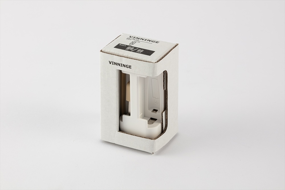 「ヴィニンゲ」は充電式電池用の充電器だ。USB端子から給電できる。価格は299円（税込み） 