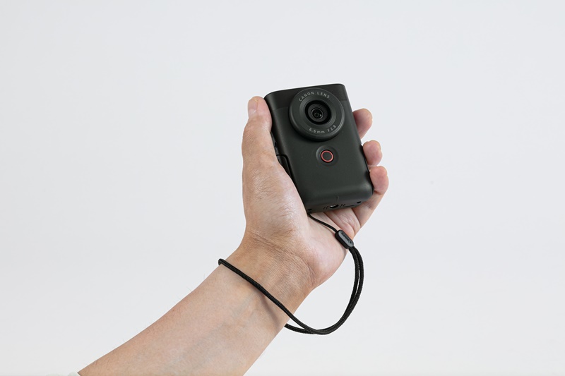 キヤノン初のVlogカメラ「PowerShot V10」、自撮りを片手で快適に