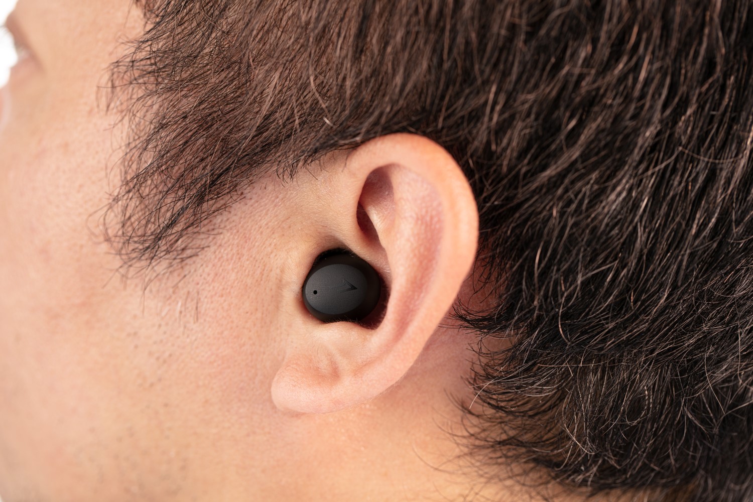 耳にすっぽり収まるイヤホン「ComfoBuds Mini」、寝ながら使えるか試し 
