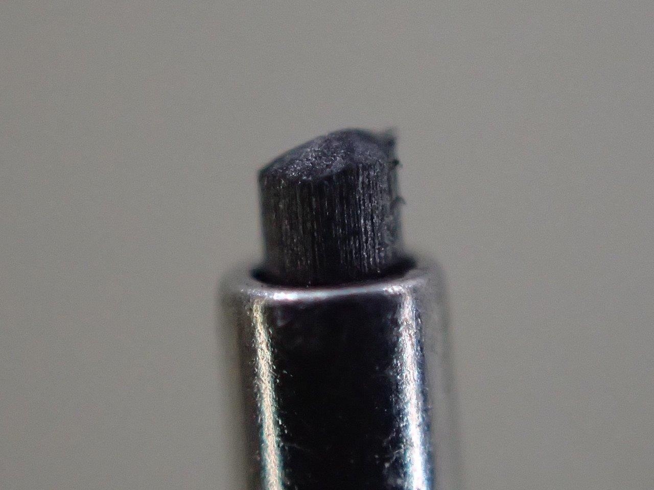 Tough TG-6の顕微鏡モードで撮影した0.5mmのシャープペンシルの先端。身近な被写体を撮影してみると意外な発見がある （撮影：稲垣宗彦）