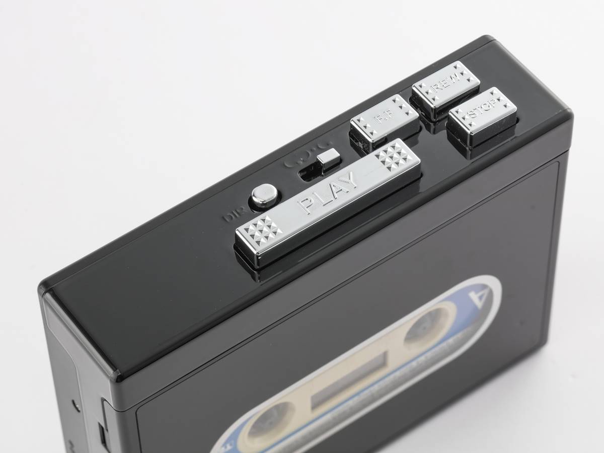 上部ボタンを操作してカセットテープの再生や停止、早送り、巻き戻しができる。オートリバースはA面からB面を1回再生、または繰り返し再生を選べる。再生中にリバーススイッチを押すと、A面とB面の再生を切り替える