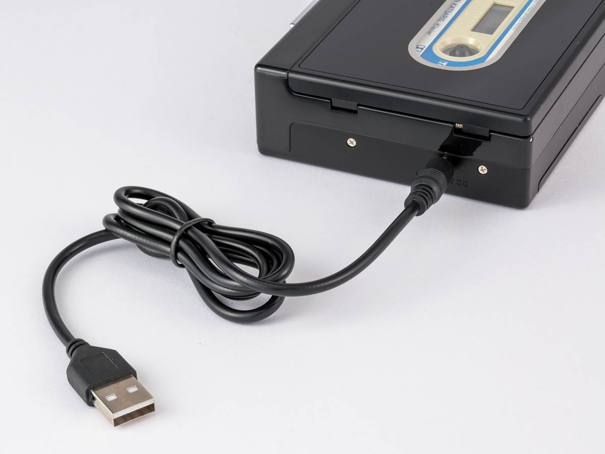 USBの電源ケーブルが付属する。パソコンのUSB端子やモバイルバッテリーからの給電でも動作する