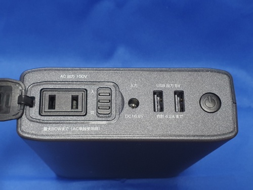 700-BTL040のポート類。左からAC出力ポート（ACコンセント）、AC出力ポートスイッチ（ACコンセントからの出力をオン／オフ）、充電ポート（DC入力ポート）、USB Type-Aポート×2、電源ボタン（USB出力をオン／オフ）