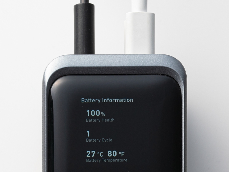 ディスプレーでの表示が便利なAnkerのモバイル充電器、使って ディスプレーでの表示が便利なAnkerのモバイル充電器、使って