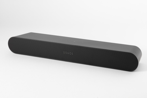Sonosのサウンドバー「Sonos Ray」。ブラックとホワイトの2色ある。写真はブラック