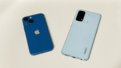 筆者が使用している米Appleの「iPhone 13 mini」（左）と中国Oppoの「Oppo Reno5 A」。いずれもデュアルSIM対応だ
